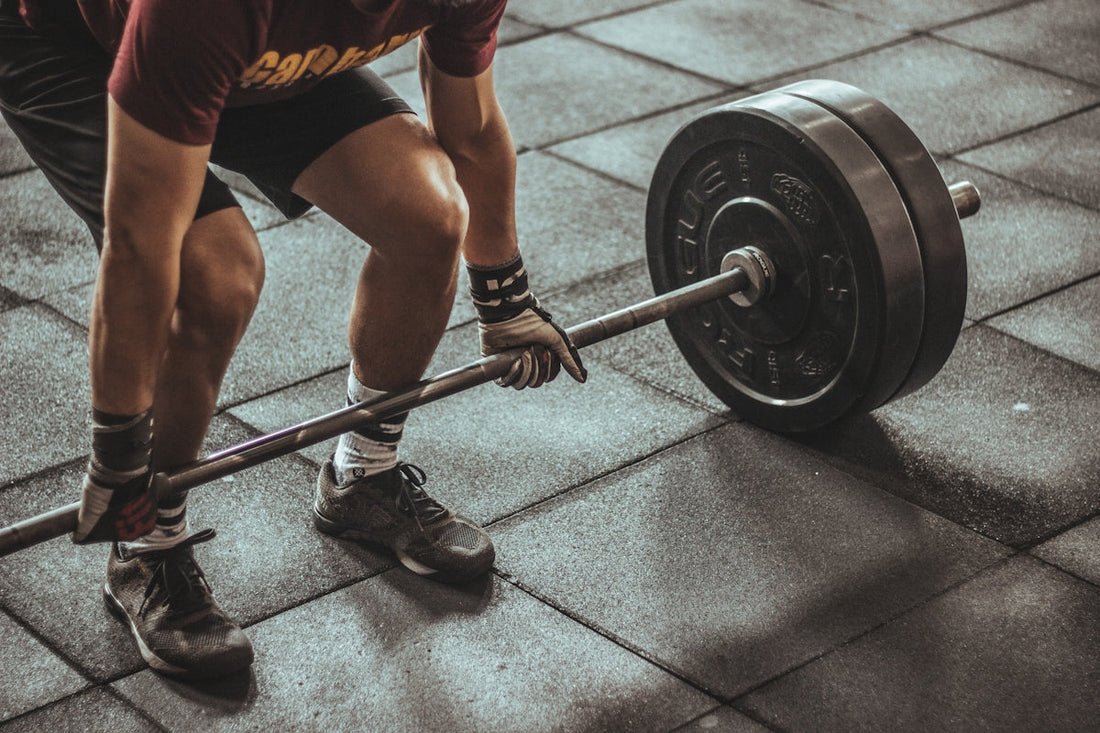 person weightlifting painting. whey protein for post-workout muscle recovery